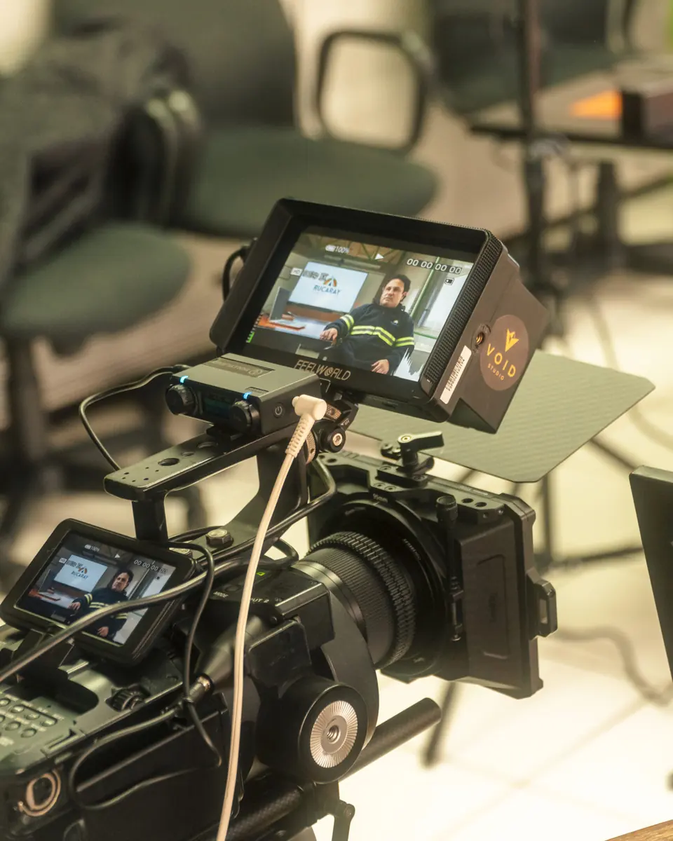 Cámara de cine de Void Studio con monitor de campo durante un rodaje